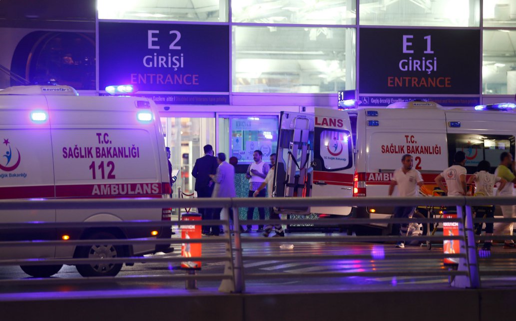 Subiu para 28 o número de mortos em um duplo atentado suicida no Aeroporto de Ataturk, em Istambul, na Turquia; feridos chegam a 60; de acordo com o ministro da Justiça turca, Bekir Bozdag, dois suicidas se explodiram no aeroporto na noite desta terça-feira , 28, durante confronto com a polícia local; Aeroporto de Ataturk é o terceiro mais movimentado da Europa (Foto: Aquiles Lins) Subiu para 28 o número de mortos em um duplo atentado suicida no Aeroporto de Ataturk, em Istambul, na Turquia; feridos chegam a 60; de acordo com o ministro da Justiça turca, Bekir Bozdag, dois suicidas se explodiram no aeroporto na noite desta terça-feira , 28, durante confronto com a polícia local; Aeroporto de Ataturk é o terceiro mais movimentado da Europa