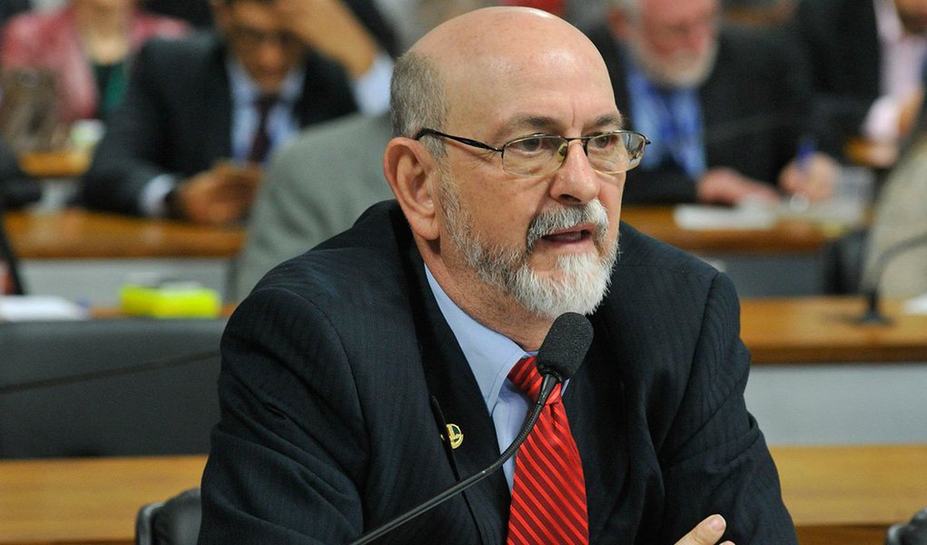 Senador Donizeti Nogueira (PT-TO) se reuniu com o presidente da Valec – Engenharia, Construções e Ferrovias, Mário Rodrigues Junior, para obter informações sobre as obras em andamento das Ferrovias Norte-Sul e Leste-Oeste, bem como sobre os terminais multimodais de Gurupi e de Porto Nacional; Donizeti pediu o encaminhamento de uma nota técnica da empresa para a Subcomissão de Obras Inacabadas do Senado, para esclarecimento dos senadores, e reafirmou o pedido de urgência para as obras dos pátios multimodais
(Foto: Aquiles Lins) Senador Donizeti Nogueira (PT-TO) se reuniu com o presidente da Valec – Engenharia, Construções e Ferrovias, Mário Rodrigues Junior, para obter informações sobre as obras em andamento das Ferrovias Norte-Sul e Leste-Oeste, bem como sobre os terminais multimodais de Gurupi e de Porto Nacional; Donizeti pediu o encaminhamento de uma nota técnica da empresa para a Subcomissão de Obras Inacabadas do Senado, para esclarecimento dos senadores, e reafirmou o pedido de urgência para as obras dos pátios multimodais