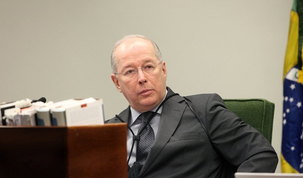 Durante o seu voto contra o pedido de liberdade de Fernando Baiano, o ministro Celso de Mello classificou como “preocupante” as investigações relacionadas à Operação Lava Jato: “Este processo de habeas corpus parece revelar um dado absolutamente impressionante e profundamente preocupante, o de que a corrupção impregnou-se no tecido e na intimidade de alguns partidos e instituições estatais, transformando-se em conduta administrativa, degradando a própria dignidade da política, fazendo-a descer ao plano subalterno da delinquência institucional” (Foto: Roberta Namour) Durante o seu voto contra o pedido de liberdade de Fernando Baiano, o ministro Celso de Mello classificou como “preocupante” as investigações relacionadas à Operação Lava Jato: “Este processo de habeas corpus parece revelar um dado absolutamente impressionante e profundamente preocupante, o de que a corrupção impregnou-se no tecido e na intimidade de alguns partidos e instituições estatais, transformando-se em conduta administrativa, degradando a própria dignidade da política, fazendo-a descer ao plano subalterno da delinquência institucional”