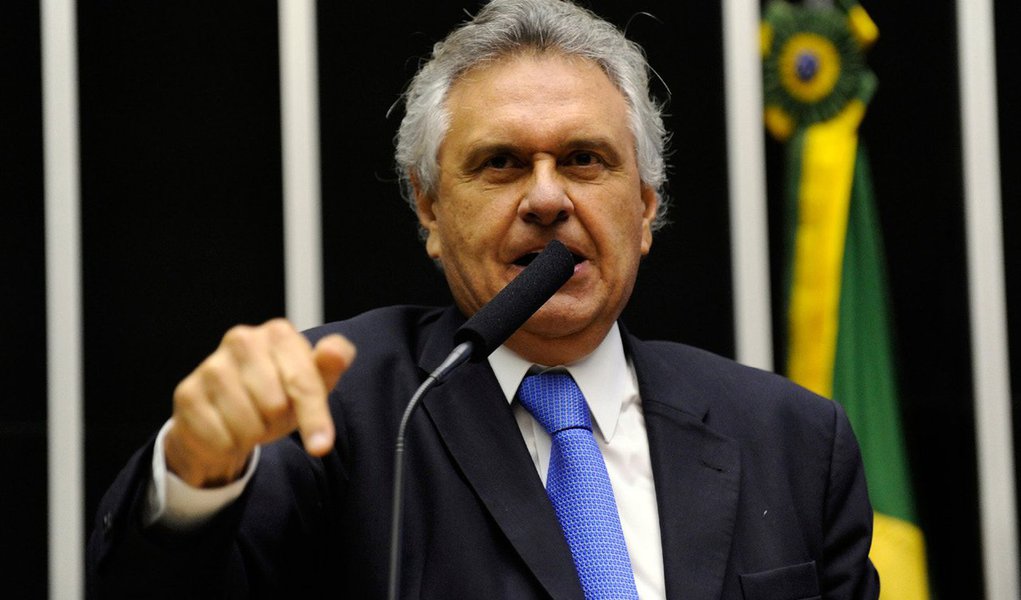 O líder do DEM no Senado Federal, Ronaldo Caiado (GO), entrou nesta sexta (14) com ofício no Ministério da Justiça pedindo que a Polícia Federal garanta segurança nas manifestações previstas para este domingo (16); o motivo do pedido foram as declarações feitas pelo presidente da Central Única dos Trabalhadores (CUT), Vagner Freitas, durante cerimônia no Palácio do Planalto, de que as organizações sociais deveriam ir às ruas “com armas na mão se tentarem derrubar a presidenta Dilma"; Vagner afirmou que houve um "mal-entendido", mas Caiado disse que entrará com um pedido de abertura de inquérito no MP
(Foto: Valter Lima) O líder do DEM no Senado Federal, Ronaldo Caiado (GO), entrou nesta sexta (14) com ofício no Ministério da Justiça pedindo que a Polícia Federal garanta segurança nas manifestações previstas para este domingo (16); o motivo do pedido foram as declarações feitas pelo presidente da Central Única dos Trabalhadores (CUT), Vagner Freitas, durante cerimônia no Palácio do Planalto, de que as organizações sociais deveriam ir às ruas “com armas na mão se tentarem derrubar a presidenta Dilma"; Vagner afirmou que houve um "mal-entendido", mas Caiado disse que entrará com um pedido de abertura de inquérito no MP