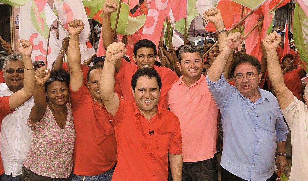 O prefeito Edivaldo Holanda Junior, candidato à reeleição pelo PDT, continua liderando com folga a corrida para a disputa da Prefeitura de São Luís, segundo nova pesquisa divulgada pelo Instituto Data M; Edivaldo está com 40,7% de intenções de voto, seguido por Wellington do Curso (PP), com 25,8%, e Eliziane Gama (PPS), com 7,8% (Foto: Leonardo Lucena) O prefeito Edivaldo Holanda Junior, candidato à reeleição pelo PDT, continua liderando com folga a corrida para a disputa da Prefeitura de São Luís, segundo nova pesquisa divulgada pelo Instituto Data M; Edivaldo está com 40,7% de intenções de voto, seguido por Wellington do Curso (PP), com 25,8%, e Eliziane Gama (PPS), com 7,8%
