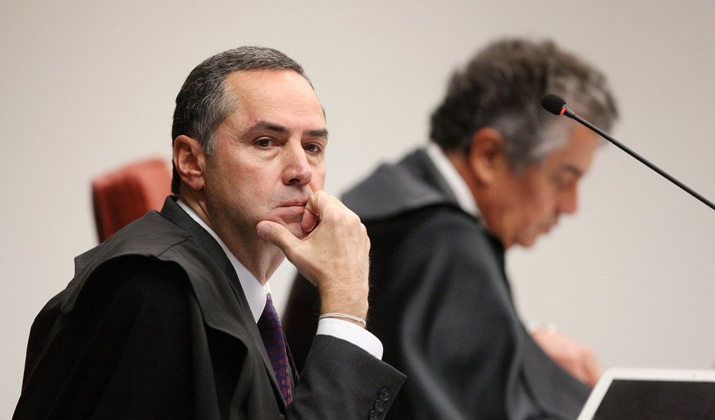 Para o ministro Luís Roberto Barroso, além de decidir se é constitucional criminalizar o consumo de maconha, por exemplo, o julgamento poderá avançar na discussão sobre critérios objetivos para distinguir o que caracteriza tráfico e consumo: “É um debate muito importante e que vai ter uma influência na definição da política de drogas no país. No Brasil, acho que a questão da droga tem que levar em conta, em primeiro lugar, o poder que o tráfico exerce sobre as comunidades carentes e o mal que isso representa, em segundo lugar, um altíssimo índice de encarceramento de pessoas não perigosas decorrente dessa criminalização e, em terceiro, a questão do usuário” (Foto: Roberta Namour) Para o ministro Luís Roberto Barroso, além de decidir se é constitucional criminalizar o consumo de maconha, por exemplo, o julgamento poderá avançar na discussão sobre critérios objetivos para distinguir o que caracteriza tráfico e consumo: “É um debate muito importante e que vai ter uma influência na definição da política de drogas no país. No Brasil, acho que a questão da droga tem que levar em conta, em primeiro lugar, o poder que o tráfico exerce sobre as comunidades carentes e o mal que isso representa, em segundo lugar, um altíssimo índice de encarceramento de pessoas não perigosas decorrente dessa criminalização e, em terceiro, a questão do usuário”
