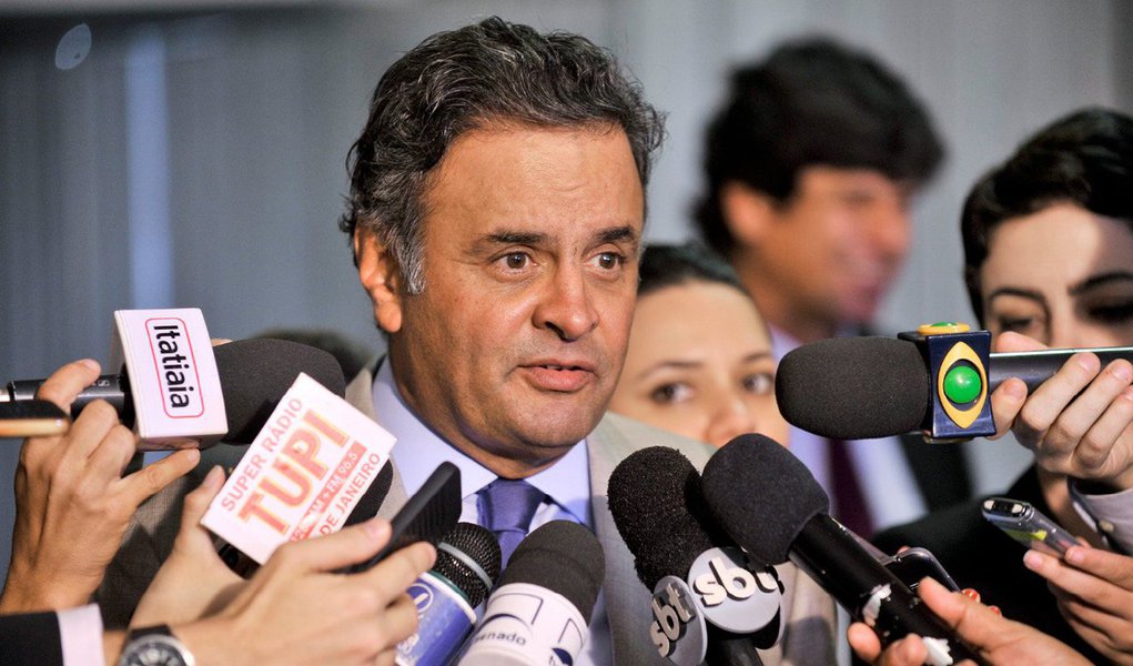 Ao comentar as declarações do ex-presidente Fernando Henrique Cardoso, que pediu a renúncia da presidente Dilma Rousseff, o senador tucano afirmou que FHC "considera que a renúncia talvez seja o menos traumático dos processos mas não sei se o governo teria essa grandeza"; Aécio Neves anunciou que o partido se reunirá com juristas; "Vamos examinar todas as alternativas e, obviamente, amparados pelos juristas do PSDB, avaliar de que forma vamos agir nas próximas semanas" (Foto: Gisele Federicce) Ao comentar as declarações do ex-presidente Fernando Henrique Cardoso, que pediu a renúncia da presidente Dilma Rousseff, o senador tucano afirmou que FHC "considera que a renúncia talvez seja o menos traumático dos processos mas não sei se o governo teria essa grandeza"; Aécio Neves anunciou que o partido se reunirá com juristas; "Vamos examinar todas as alternativas e, obviamente, amparados pelos juristas do PSDB, avaliar de que forma vamos agir nas próximas semanas"