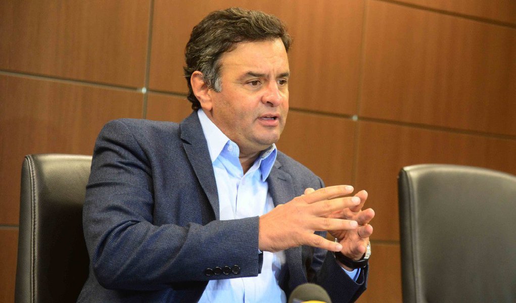 Relatora do caso no Tribunal Superior Eleitoral das contas da campanha do senador Aécio Neves (PSDB) a presidente no ano passado, a ministra Maria Thereza Moura determinou, nesta sexta-feira (14), que ele preste esclarecimentos em 72 horas sobre indícios de irregularidades apontados pela área técnica do tribunal no TSE na prestação de contas; o despacho não informa quais seriam as ilegalidades identificadas; o balanço da campanha do PSDB ainda não foi julgado pelo plenário do TSE; o candidato tucano arrecadou R$ 222.925.853,17 durante a campanha, mas gastou R$ 223.475.907,21 (Foto: Valter Lima) Relatora do caso no Tribunal Superior Eleitoral das contas da campanha do senador Aécio Neves (PSDB) a presidente no ano passado, a ministra Maria Thereza Moura determinou, nesta sexta-feira (14), que ele preste esclarecimentos em 72 horas sobre indícios de irregularidades apontados pela área técnica do tribunal no TSE na prestação de contas; o despacho não informa quais seriam as ilegalidades identificadas; o balanço da campanha do PSDB ainda não foi julgado pelo plenário do TSE; o candidato tucano arrecadou R$ 222.925.853,17 durante a campanha, mas gastou R$ 223.475.907,21