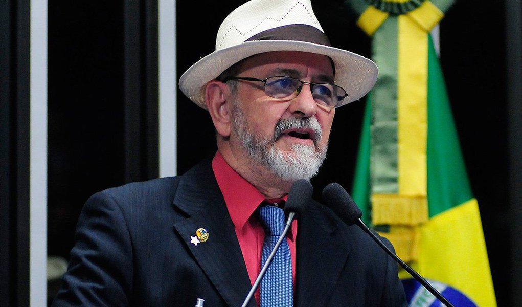 Levantamento realizado pelo Congresso em Foco mostra que os três senadores do Tocantins, Vicentinho Alves (PR), Ataídes Oliveira (PSDB) e Donizeti Nogueira (PT), estão entre os congressistas mais assíduos nas sessões plenárias do Senado nesse primeiro semestre de 2015; das 50 sessões realizadas Donizeti faltou a apenas duas; "Considero a presença no plenário muito importante, pois tem muito trabalho nas comissões para ser feito, mas os municípios também existem nossa presença, o que tenho feito nos finais de semana", afirmou Donizeti; já Vicentinho e Ataídes faltaram a quatro sessões, cada um; os congressistas justificaram suas ausências (Foto: Aquiles Lins) Levantamento realizado pelo Congresso em Foco mostra que os três senadores do Tocantins, Vicentinho Alves (PR), Ataídes Oliveira (PSDB) e Donizeti Nogueira (PT), estão entre os congressistas mais assíduos nas sessões plenárias do Senado nesse primeiro semestre de 2015; das 50 sessões realizadas Donizeti faltou a apenas duas; "Considero a presença no plenário muito importante, pois tem muito trabalho nas comissões para ser feito, mas os municípios também existem nossa presença, o que tenho feito nos finais de semana", afirmou Donizeti; já Vicentinho e Ataídes faltaram a quatro sessões, cada um; os congressistas justificaram suas ausências