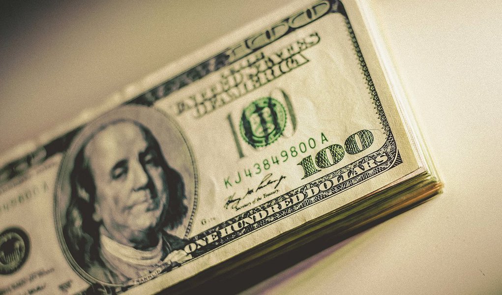 O dólar fechou com alta de mais de 1% nesta quinta-feira, voltando ao patamar de R$ 3,50, ao acompanhar o avanço da moeda norte-americana nos mercados externos e por apreensão com a cena política local; moeda norte-americana subiu 1,13%, a R$ 3,5137 na venda, maior nível desde o último dia 6, quando foi a R$ 3,5374; na máxima do dia, chegou a R$ 3,5295 (Foto: Paulo Emílio) O dólar fechou com alta de mais de 1% nesta quinta-feira, voltando ao patamar de R$ 3,50, ao acompanhar o avanço da moeda norte-americana nos mercados externos e por apreensão com a cena política local; moeda norte-americana subiu 1,13%, a R$ 3,5137 na venda, maior nível desde o último dia 6, quando foi a R$ 3,5374; na máxima do dia, chegou a R$ 3,5295