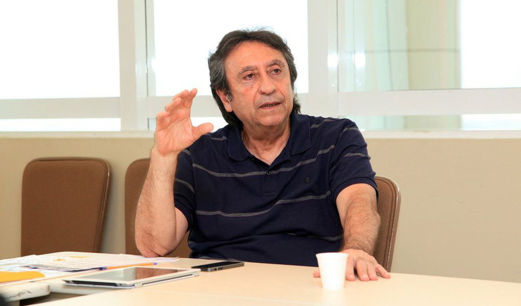 A proposta de encaminhar para o Ministério Público apenas o relatório das auditorias realizadas na Secretaria Estadual de Saúde, que incriminam o ex-titular Ricardo Murad, não vingou e os trabalhos de investigação da CPI começaram a todo vapor; em postagem nas redes sociais, ele admitiu que poderá ser preso nos próximos dias pela Polícia Federal em razão das diversas irregularidades detectadas; ele diz que a Polícia Federal teria o objetivo de fazer buscas e apreensão "em residências e empresas (Litucera e Lavatech, dentre diversas outras), além da prisão de 14 pessoas, dentre as quais destaco: dirigentes do ICN, Bem Viver, e a minha, que encaram como troféu", diz (Foto: Leonardo Lucena) A proposta de encaminhar para o Ministério Público apenas o relatório das auditorias realizadas na Secretaria Estadual de Saúde, que incriminam o ex-titular Ricardo Murad, não vingou e os trabalhos de investigação da CPI começaram a todo vapor; em postagem nas redes sociais, ele admitiu que poderá ser preso nos próximos dias pela Polícia Federal em razão das diversas irregularidades detectadas; ele diz que a Polícia Federal teria o objetivo de fazer buscas e apreensão "em residências e empresas (Litucera e Lavatech, dentre diversas outras), além da prisão de 14 pessoas, dentre as quais destaco: dirigentes do ICN, Bem Viver, e a minha, que encaram como troféu", diz