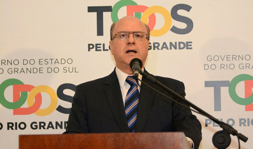 Para justificar tal medida, o Secretário de Segurança Pública do RS, Cezar Schirmer, afirmou: “O que é mais desumano? Camarada ser amarrado em lixeira ou ficar em carro da polícia em calor infernal, ou ficar em um cela pequena?”. Em nota, o Estado afirmou que a ideia será implementada até o fim do mês, “para que a situação da lotação das carceragens das delegacias seja resolvida em um prazo curto” (Foto: Leonardo Attuch) Para justificar tal medida, o Secretário de Segurança Pública do RS, Cezar Schirmer, afirmou: “O que é mais desumano? Camarada ser amarrado em lixeira ou ficar em carro da polícia em calor infernal, ou ficar em um cela pequena?”. Em nota, o Estado afirmou que a ideia será implementada até o fim do mês, “para que a situação da lotação das carceragens das delegacias seja resolvida em um prazo curto”