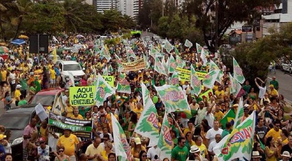 Ato contra o governo federal foi realizado, neste domingo, no Bairro 13 de Julho, em Aracaju; concentração começou às 15h no mirante e encerrada no mesmo ponto no início da noite; gritos de ordem eram contra a presidente Dilma Rousseff, o ex-presidente Lula e o PT; manifestação foi pacífica e terminou com com oração e execução do Hino Nacional; Polícia Militar informou que 3 mil pessoas participaram do protesto e a organização do evento disse que contabilizou 5 mil manifestantes (Foto: José Barbacena) Ato contra o governo federal foi realizado, neste domingo, no Bairro 13 de Julho, em Aracaju; concentração começou às 15h no mirante e encerrada no mesmo ponto no início da noite; gritos de ordem eram contra a presidente Dilma Rousseff, o ex-presidente Lula e o PT; manifestação foi pacífica e terminou com com oração e execução do Hino Nacional; Polícia Militar informou que 3 mil pessoas participaram do protesto e a organização do evento disse que contabilizou 5 mil manifestantes