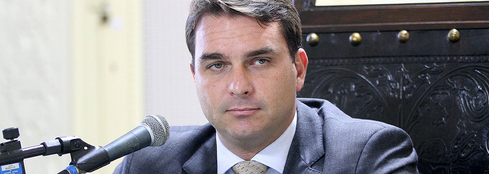 Pré-candidato a prefeito no Rio, o deputado estadual Flávio Bolsonaro, filho do deputado federal Jair Bolsonaro, tenta se desvincular das ideias radicais do pai; "Tenho visão de mundo um pouco diferente. Não muda muita coisa. Tenho gays na minha equipe, tem na minha assessoria da Assembleia e os que estão na campanha. Levo em consideração a competência. Se é homossexual, polissexual ou outra coisa, não me importa", diz (Foto: Roberta Namour) Pré-candidato a prefeito no Rio, o deputado estadual Flávio Bolsonaro, filho do deputado federal Jair Bolsonaro, tenta se desvincular das ideias radicais do pai; "Tenho visão de mundo um pouco diferente. Não muda muita coisa. Tenho gays na minha equipe, tem na minha assessoria da Assembleia e os que estão na campanha. Levo em consideração a competência. Se é homossexual, polissexual ou outra coisa, não me importa", diz