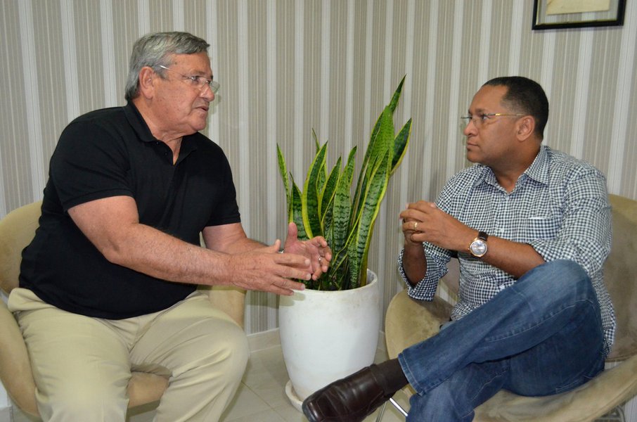 Os presidentes municipais do Partido Trabalhista Brasileiro (PTB) e do Partido Popular Socialista (PPS), deputado Benito Gama e o vereador Joceval Rodrigues, respectivamente, decidiram fechar a primeira coligação na eleição proporcional na chapa do prefeito de Salvador, ACM Neto (DEM); "O objetivo é construir uma chapa ainda mais competitiva", disse Benito; para Joceval, com a coligação "o trabalho será potencializado"; a coligação será oficializada na convenção do DEM, dia 5 de agosto, quando o partido homologará a candidatura de ACM Neto (Foto: Romulo Faro) Os presidentes municipais do Partido Trabalhista Brasileiro (PTB) e do Partido Popular Socialista (PPS), deputado Benito Gama e o vereador Joceval Rodrigues, respectivamente, decidiram fechar a primeira coligação na eleição proporcional na chapa do prefeito de Salvador, ACM Neto (DEM); "O objetivo é construir uma chapa ainda mais competitiva", disse Benito; para Joceval, com a coligação "o trabalho será potencializado"; a coligação será oficializada na convenção do DEM, dia 5 de agosto, quando o partido homologará a candidatura de ACM Neto