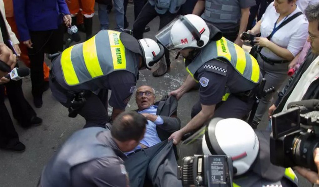 A imagem de Suplicy sendo tratado daquele jeito simboliza um país em que o Estado de Direito e as garantias constitucionais valem cada vez menos. Simboliza o retrocesso político, institucional e democrático que se abateu sobre o Brasil (Foto: Eduardo Guimarães) A imagem de Suplicy sendo tratado daquele jeito simboliza um país em que o Estado de Direito e as garantias constitucionais valem cada vez menos. Simboliza o retrocesso político, institucional e democrático que se abateu sobre o Brasil
