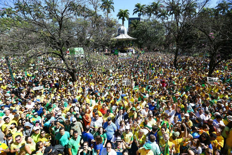 Em Belo Horizonte, o manifestante que esteve na Praça da Liberdade neste domingo é, em média, branco, graduado e ganha mais de cinco salários mínimos mensalmente; também é consenso que o governo federal é ruim/péssimo e o afastamento da presidente Dilma seria a melhor saída para o país (Foto: Luis Mauro Queiroz) Em Belo Horizonte, o manifestante que esteve na Praça da Liberdade neste domingo é, em média, branco, graduado e ganha mais de cinco salários mínimos mensalmente; também é consenso que o governo federal é ruim/péssimo e o afastamento da presidente Dilma seria a melhor saída para o país