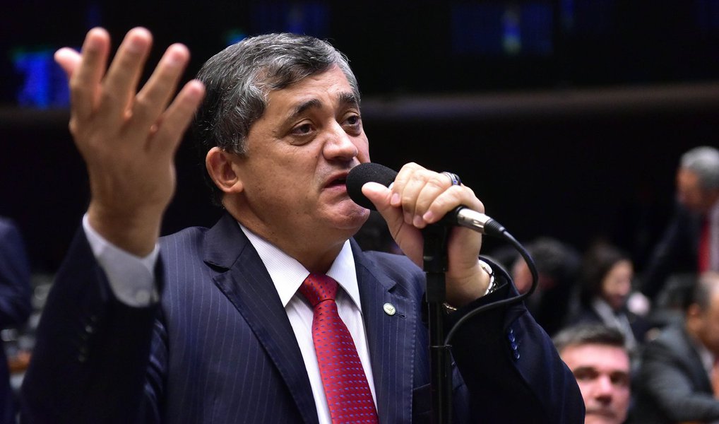 Para o líder do Governo na Câmara, José Guimarães (PT-CE), a chegada do ex-presidente ao ministério da Casa Civil, anunciada nesta quarta-feira (16), permitirá mais celeridade na tramitação de medidas para a retomada do crescimento e geração de emprego. "As medidas já estavam sendo estudadas e com a chegada do novo ministro isso ganhará um novo ânimo", disse (Foto: Rodrigo Rocha) Para o líder do Governo na Câmara, José Guimarães (PT-CE), a chegada do ex-presidente ao ministério da Casa Civil, anunciada nesta quarta-feira (16), permitirá mais celeridade na tramitação de medidas para a retomada do crescimento e geração de emprego. "As medidas já estavam sendo estudadas e com a chegada do novo ministro isso ganhará um novo ânimo", disse