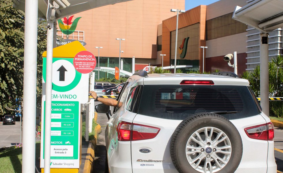A Coordenadoria de Defesa do Consumidor (Codecon), da prefeitura, autuou o Salvador Shopping e o Salvador Norte Shopping por descumprimento ao Artigo 31 do Código de Defesa do Consumidor (CDC), que determina obrigatoriedade de registro dos horários de entrada e saída de veículos nos estabelecimentos; segundo o órgão, os estabelecimentos já haviam sido notificados no dia 30 de julho pelo mesmo motivo e ainda não se adequaram; os shoppings podem ser penalizados com multas que variam entre R$ 400 e R$ 6 milhões (Foto: Romulo Faro) A Coordenadoria de Defesa do Consumidor (Codecon), da prefeitura, autuou o Salvador Shopping e o Salvador Norte Shopping por descumprimento ao Artigo 31 do Código de Defesa do Consumidor (CDC), que determina obrigatoriedade de registro dos horários de entrada e saída de veículos nos estabelecimentos; segundo o órgão, os estabelecimentos já haviam sido notificados no dia 30 de julho pelo mesmo motivo e ainda não se adequaram; os shoppings podem ser penalizados com multas que variam entre R$ 400 e R$ 6 milhões