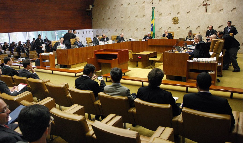 Supremo Tribunal Federal (STF) decidiu manter o prazo de cinco anos para fusão ou incorporação de partidos políticos após o registro na Justiça Eleitoral, ratificando a Lei 13.107/2013; único voto contrário foi do ministro Dias Toffoli, que também é presidente do Tribunal Federal Eleitoral (TSE); país possui atualmente 35 partidos políticos; o mais recente deles, o Partido da Mulher Brasileira, foi registrado nesta terça-feira (29) pelo TSE (Foto: Paulo Emílio) Supremo Tribunal Federal (STF) decidiu manter o prazo de cinco anos para fusão ou incorporação de partidos políticos após o registro na Justiça Eleitoral, ratificando a Lei 13.107/2013; único voto contrário foi do ministro Dias Toffoli, que também é presidente do Tribunal Federal Eleitoral (TSE); país possui atualmente 35 partidos políticos; o mais recente deles, o Partido da Mulher Brasileira, foi registrado nesta terça-feira (29) pelo TSE