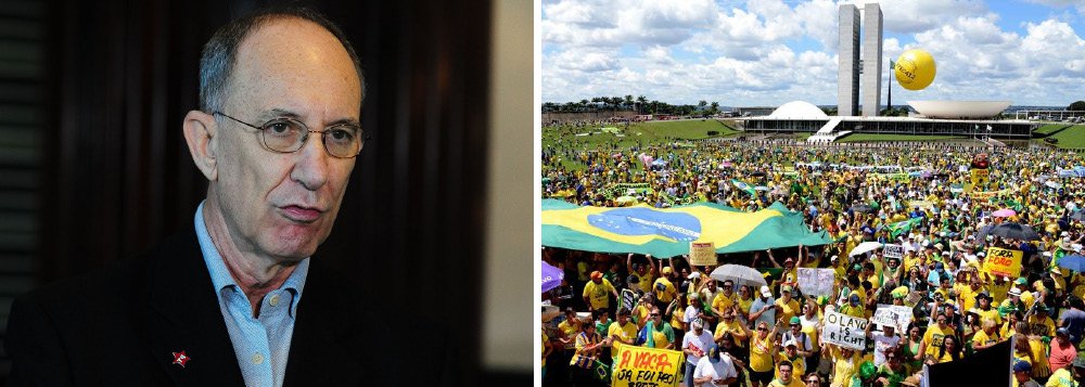 Dois dias depois das manifestações contra o governo, partido presidido por Rui Falcão pedirá à militância em rádio e TV para ir às ruas na quinta-feira 20 para "defender a democracia"; "Chegou a hora de ir às ruas para defender os direitos trabalhistas, as conquistas sociais dos últimos anos e, acima de tudo, para defender a nossa democracia'', diz a inserção; em outro comercial, o PT afirma que "qualquer governo e qualquer partido" vivem bons e maus momentos e cometem " erros e acertos" (Foto: Aquiles Lins) Dois dias depois das manifestações contra o governo, partido presidido por Rui Falcão pedirá à militância em rádio e TV para ir às ruas na quinta-feira 20 para "defender a democracia"; "Chegou a hora de ir às ruas para defender os direitos trabalhistas, as conquistas sociais dos últimos anos e, acima de tudo, para defender a nossa democracia'', diz a inserção; em outro comercial, o PT afirma que "qualquer governo e qualquer partido" vivem bons e maus momentos e cometem " erros e acertos"