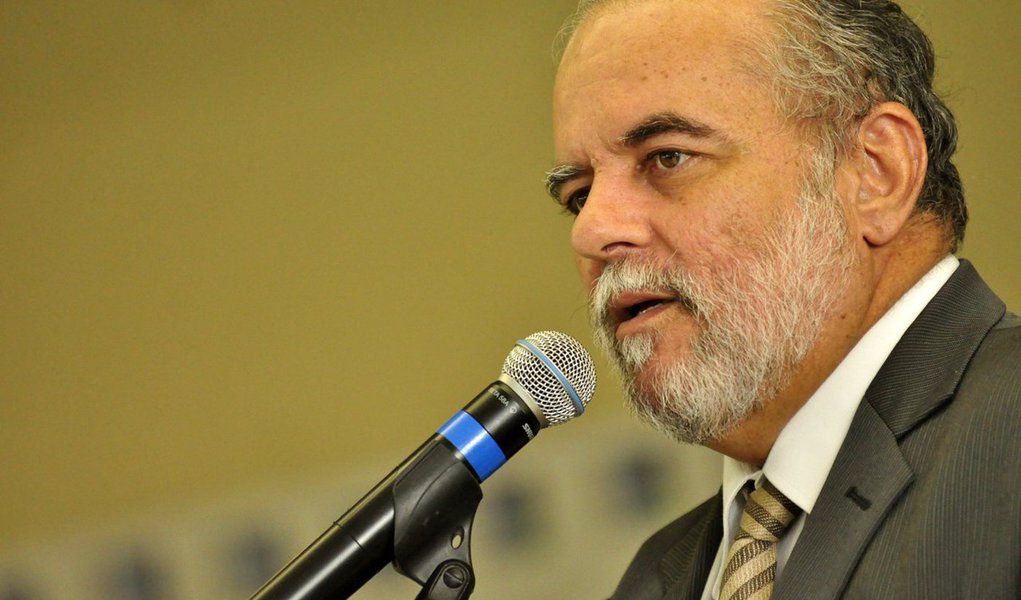 Com o caixa do tesouro estadual cada vez menos abastecido em função do corte de repasses federais e da queda na arrecadação, coube ao líder do governo na Assembleia Legislativa de Pernambuco (Alepe), Waldemar Borges (PSB), detalhar o prejuízo causado pela decisão do Governo Federal em cortar as operações de crédito de seis Estados e nove municípios cujos projetos de financiamento já estavam em fase de contratação; segundo Borges, Pernambuco deixou de contratar R$ 2,6 bilhões em empréstimos internacionais; apesar do anúncio oficial ter sido feito no último final de semana, as operações de crédito já estavam bloqueadas desde o início do ano (Foto: Paulo Emílio) Com o caixa do tesouro estadual cada vez menos abastecido em função do corte de repasses federais e da queda na arrecadação, coube ao líder do governo na Assembleia Legislativa de Pernambuco (Alepe), Waldemar Borges (PSB), detalhar o prejuízo causado pela decisão do Governo Federal em cortar as operações de crédito de seis Estados e nove municípios cujos projetos de financiamento já estavam em fase de contratação; segundo Borges, Pernambuco deixou de contratar R$ 2,6 bilhões em empréstimos internacionais; apesar do anúncio oficial ter sido feito no último final de semana, as operações de crédito já estavam bloqueadas desde o início do ano