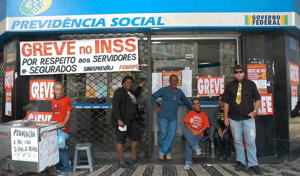 A greve dos servidores do INSS no estado do Rio de Janeiro chegou ao 40º dia sem perspectiva de acordo com o governo, em curto prazo, informou o diretor do Sindicato dos Trabalhadores Públicos Federais em Saúde e Previdência Social (Sindprev-RJ), Rolando Medeiros; o STJ emitiu liminar obrigando a manutenção de 60% dos servidores trabalhando nas agências, enquanto durar a greve; a greve tem 80% de adesão das unidades e cerca de 85% de servidores paralisado, segundo levantamento do sindicato (Foto: Leonardo Lucena) A greve dos servidores do INSS no estado do Rio de Janeiro chegou ao 40º dia sem perspectiva de acordo com o governo, em curto prazo, informou o diretor do Sindicato dos Trabalhadores Públicos Federais em Saúde e Previdência Social (Sindprev-RJ), Rolando Medeiros; o STJ emitiu liminar obrigando a manutenção de 60% dos servidores trabalhando nas agências, enquanto durar a greve; a greve tem 80% de adesão das unidades e cerca de 85% de servidores paralisado, segundo levantamento do sindicato