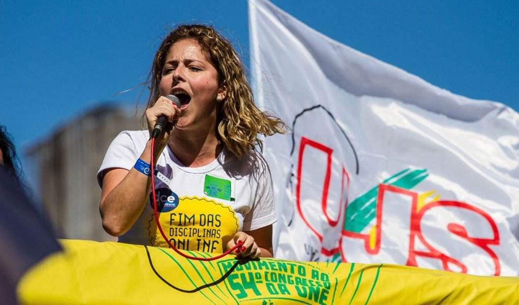 “Vai ser uma resposta não a favor ou contra um governo, vai ser uma resposta contra ideias conservadoras que estão nas ruas. Mais do que uma passeata contra a presidenta Dilma, o que a gente viu nas passeatas da direita foram ofensas à figura da mulher. E levantaram a bandeira da intervenção militar”, disse a presidente da entidade, Carina Vitral, sobre ato convocado para o dia 20; “Reafirmamos uma posição de apoio à legalidade do mandato da presidenta, mas mantendo a independência em dizer com o que a gente não concorda. Os melhores amigos dizem as verdades, não o que se quer ouvir”, acrescentou (Foto: Roberta Namour) “Vai ser uma resposta não a favor ou contra um governo, vai ser uma resposta contra ideias conservadoras que estão nas ruas. Mais do que uma passeata contra a presidenta Dilma, o que a gente viu nas passeatas da direita foram ofensas à figura da mulher. E levantaram a bandeira da intervenção militar”, disse a presidente da entidade, Carina Vitral, sobre ato convocado para o dia 20; “Reafirmamos uma posição de apoio à legalidade do mandato da presidenta, mas mantendo a independência em dizer com o que a gente não concorda. Os melhores amigos dizem as verdades, não o que se quer ouvir”, acrescentou