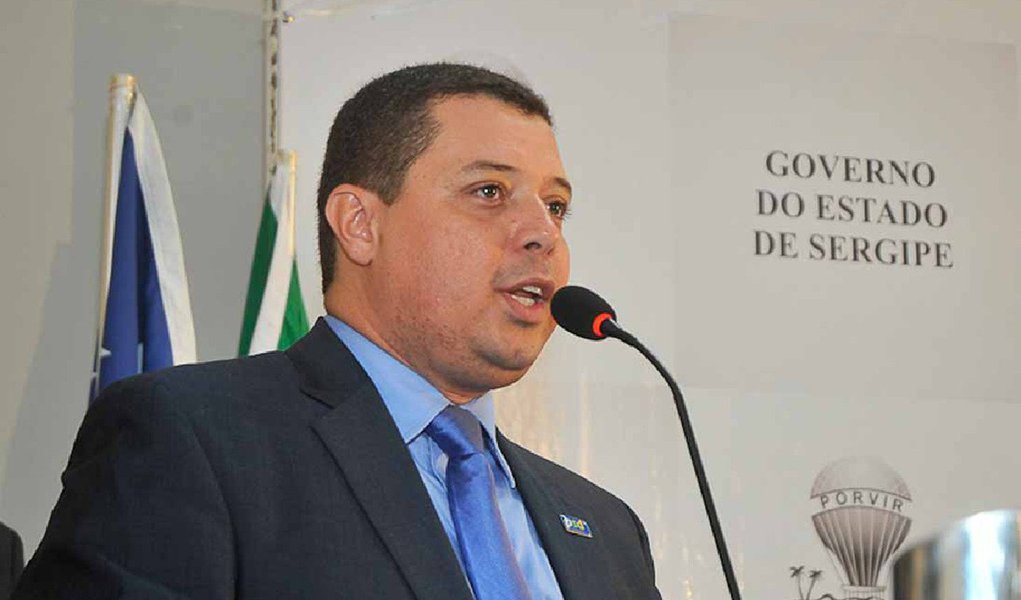 O deputado federal Fábio Mitidieri (PSD) afirmou nesta segunda (10) que é contra o impeachment da presidente Dilma Rousseff; ele também avaliou que a crise pela qual o país passa tem caráter mais político do financeiro; “Aos poucos, com a competência do Governo Federal, as coisas vão tomar rumo e sairemos vitoriosos e fortalecidos de mais uma batalha”, afirmou (Foto: Valter Lima) O deputado federal Fábio Mitidieri (PSD) afirmou nesta segunda (10) que é contra o impeachment da presidente Dilma Rousseff; ele também avaliou que a crise pela qual o país passa tem caráter mais político do financeiro; “Aos poucos, com a competência do Governo Federal, as coisas vão tomar rumo e sairemos vitoriosos e fortalecidos de mais uma batalha”, afirmou