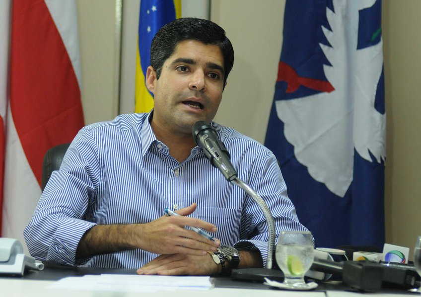 Entre os mais de 200 políticos citados em lista de possível caixa 2 da Odebrecht, o prefeito de Salvador, ACM Neto, afirma que as doações feitas pela empreiteira à sua campanha em 2012 "seguiram todas as normas da legislação eleitoral"; "A Odebrecht repassou recursos para o Democratas e o partido transferiu para a campanha, dentro do que determina a lei. Está tudo contabilizado na prestação de contas encaminhada à Justiça Eleitoral", afirmou ACM (Foto: Romulo Faro) Entre os mais de 200 políticos citados em lista de possível caixa 2 da Odebrecht, o prefeito de Salvador, ACM Neto, afirma que as doações feitas pela empreiteira à sua campanha em 2012 "seguiram todas as normas da legislação eleitoral"; "A Odebrecht repassou recursos para o Democratas e o partido transferiu para a campanha, dentro do que determina a lei. Está tudo contabilizado na prestação de contas encaminhada à Justiça Eleitoral", afirmou ACM