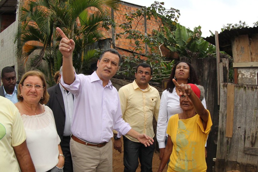 Novas ações do 'Programa de Contenção de Encostas' do governo do Estado foram realizadas nesta segunda-feira em Salvador; o governador Rui Costa assinou ordem de serviço para obras de contenção de encostas na Rua Lígia Maria, no bairro de Marechal Rondon, e na localidade do Dique do Cabrito; o investimento é de R$ 3,8 milhões; "É uma obra importante, que vai salvar vidas. Portanto, é uma prioridade. Nasci e morei em um bairro popular que em dias de chuva sofria com deslizamento de terra. Tenho exatamente a ideia do que estou fazendo, com a obra, para essas pessoas: estou levando dignidade para elas", disse Rui (Foto: Romulo Faro) Novas ações do 'Programa de Contenção de Encostas' do governo do Estado foram realizadas nesta segunda-feira em Salvador; o governador Rui Costa assinou ordem de serviço para obras de contenção de encostas na Rua Lígia Maria, no bairro de Marechal Rondon, e na localidade do Dique do Cabrito; o investimento é de R$ 3,8 milhões; "É uma obra importante, que vai salvar vidas. Portanto, é uma prioridade. Nasci e morei em um bairro popular que em dias de chuva sofria com deslizamento de terra. Tenho exatamente a ideia do que estou fazendo, com a obra, para essas pessoas: estou levando dignidade para elas", disse Rui