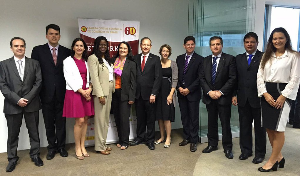 As oportunidades de negócios no Maranhão foram apresentadas por uma comitiva do Governo do Estado para cerca de 50 membros da Câmara de Comércio Espanhola no Brasil; o grupo de investidores de diversos setores conheceram as novas estratégias para fomentar a cadeia produtiva do Estado; secretário estadual de Indústria e Comércio do Maranhão, Simplício Araújo afirmou que o Executivo está mostrando para o mercado nacional e internacional a mudança de ambiente, para que os empreendedores percebam que o Maranhão tem uma nova direção (Foto: Leonardo Lucena) As oportunidades de negócios no Maranhão foram apresentadas por uma comitiva do Governo do Estado para cerca de 50 membros da Câmara de Comércio Espanhola no Brasil; o grupo de investidores de diversos setores conheceram as novas estratégias para fomentar a cadeia produtiva do Estado; secretário estadual de Indústria e Comércio do Maranhão, Simplício Araújo afirmou que o Executivo está mostrando para o mercado nacional e internacional a mudança de ambiente, para que os empreendedores percebam que o Maranhão tem uma nova direção