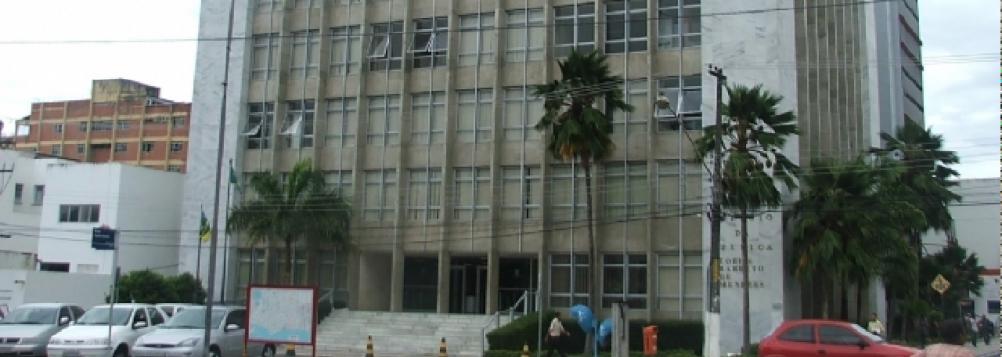 A Turma Recursal do Estado de Sergipe suspendeu as liminares que haviam concedido auxílio moradia para dois juízes aposentados; o juiz Paulo Marcelo Silva Lêdo, através de decisão monocrática, suspendeu o pagamento do benefício ao magistrado aposentado José Rivaldo Santos.; também monocrática, a decisão do Juiz Aldo de Albuquerque Mello suspendeu os efeitos da liminar proferida em favor do magistrado aposentado José Alves Neto; o auxílio moradia tem valor atual de 4.337,73, mas de acordo com o Conselho Nacional de Justiça, a benesse não deve ser concedida para quem já está aposentado (Foto: Valter Lima) A Turma Recursal do Estado de Sergipe suspendeu as liminares que haviam concedido auxílio moradia para dois juízes aposentados; o juiz Paulo Marcelo Silva Lêdo, através de decisão monocrática, suspendeu o pagamento do benefício ao magistrado aposentado José Rivaldo Santos.; também monocrática, a decisão do Juiz Aldo de Albuquerque Mello suspendeu os efeitos da liminar proferida em favor do magistrado aposentado José Alves Neto; o auxílio moradia tem valor atual de 4.337,73, mas de acordo com o Conselho Nacional de Justiça, a benesse não deve ser concedida para quem já está aposentado