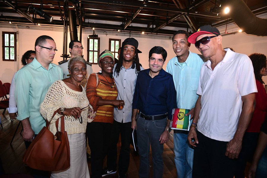 O prefeito ACM Neto lançou nesta terça-feira os editais dos programas 'Arte em Toda Parte – Ano III' e 'Arte Todo Dia – Ano II', cujo investimento é da ordem de R$ 4,1 milhões; "Em cada bairro existe uma história a ser contada e um talento a ser descoberto. Sem a ajuda do poder público, isso tudo se perde. Onde o poder econômico não chega, é aí que deve entrar o poder público. Se as autoridades enxergassem a cultura como investimento e uma maneira de combater a desigualdade, poderiam salvar jovens da criminalidade", disse o democrata (Foto: Romulo Faro) O prefeito ACM Neto lançou nesta terça-feira os editais dos programas 'Arte em Toda Parte – Ano III' e 'Arte Todo Dia – Ano II', cujo investimento é da ordem de R$ 4,1 milhões; "Em cada bairro existe uma história a ser contada e um talento a ser descoberto. Sem a ajuda do poder público, isso tudo se perde. Onde o poder econômico não chega, é aí que deve entrar o poder público. Se as autoridades enxergassem a cultura como investimento e uma maneira de combater a desigualdade, poderiam salvar jovens da criminalidade", disse o democrata