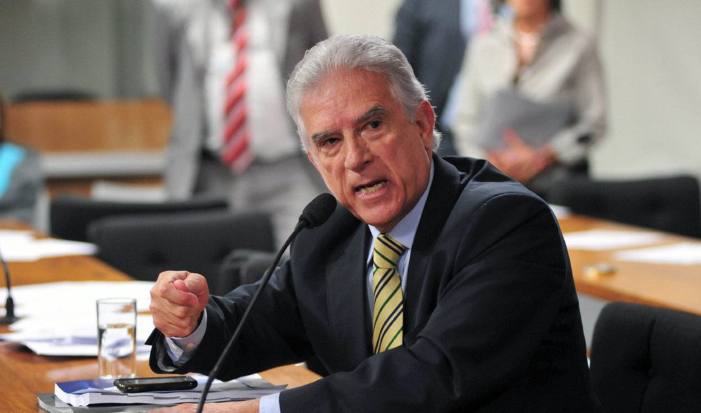 Líderes de partidos de oposição na Câmara protocolaram na Procuradoria Geral da República uma representação em que pedem a abertura de inquérito contra a presidente Dilma Rousseff para investigar a prática de crimes de prevaricação, fraude processual e favorecimento pessoal na nomeação de Lula para a Casa Civil; "O ato de nomeação de Lula, por si só, já caracteriza clara obstrução da Justiça. E isso ficou ainda mais claro nas gravações", disse em nota o líder do PPS, deputado Rubens Bueno (PR) (Foto: Gisele Federicce) Líderes de partidos de oposição na Câmara protocolaram na Procuradoria Geral da República uma representação em que pedem a abertura de inquérito contra a presidente Dilma Rousseff para investigar a prática de crimes de prevaricação, fraude processual e favorecimento pessoal na nomeação de Lula para a Casa Civil; "O ato de nomeação de Lula, por si só, já caracteriza clara obstrução da Justiça. E isso ficou ainda mais claro nas gravações", disse em nota o líder do PPS, deputado Rubens Bueno (PR)