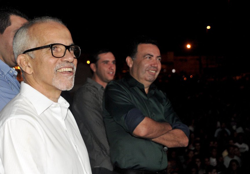 A convite do prefeito de Canindé do São Francisco, pastor Heleno Silva (PRB), o pré-candidato a prefeito de Aracaju pelo PC do B, Edvaldo Nogueira, prestigiou na noite do último sábado, 23, o projeto ‘Sergipe no Altar’, realizado na praça de eventos dos mercados centrais de Aracaju; foi a 16ª edição da iniciativa, que a cada ano reúne artistas gospel para levar a palavra de Deus através da música e evangelização para milhares de pessoas; o deputado federal pastor Jony Marcos (PRB), pastor Mardoqueu Bodano (PRB) e o deputado estadual Padre Inaldo (PC do B), também estiveram presentes no evento e comemoraram junto ao grande público o aniversário do pastor Heleno, celebrado no dia 22 (Foto: Valter Lima) A convite do prefeito de Canindé do São Francisco, pastor Heleno Silva (PRB), o pré-candidato a prefeito de Aracaju pelo PC do B, Edvaldo Nogueira, prestigiou na noite do último sábado, 23, o projeto ‘Sergipe no Altar’, realizado na praça de eventos dos mercados centrais de Aracaju; foi a 16ª edição da iniciativa, que a cada ano reúne artistas gospel para levar a palavra de Deus através da música e evangelização para milhares de pessoas; o deputado federal pastor Jony Marcos (PRB), pastor Mardoqueu Bodano (PRB) e o deputado estadual Padre Inaldo (PC do B), também estiveram presentes no evento e comemoraram junto ao grande público o aniversário do pastor Heleno, celebrado no dia 22