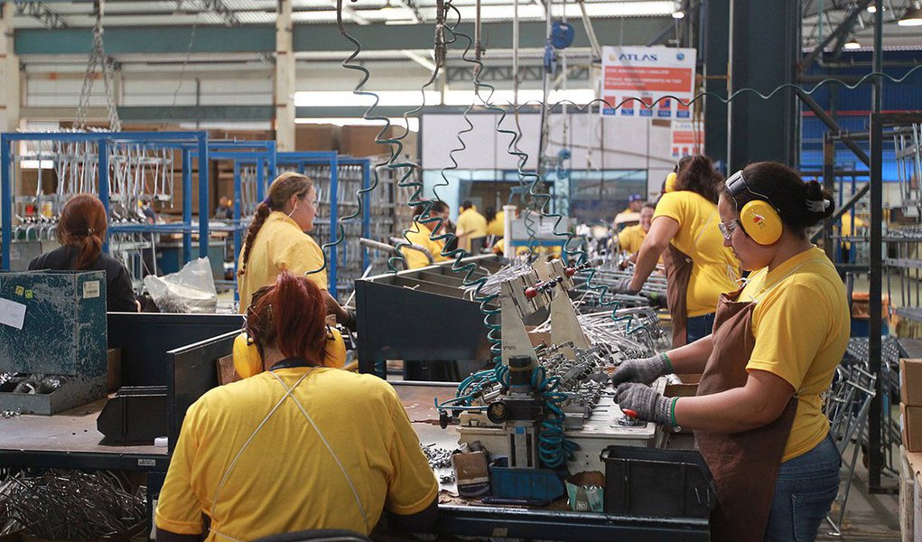 Essa é a sexta queda consecutiva do indicador, que acumula perda de 4,1% no ano, segundo a Pesquisa Industrial Mensal de Empregos e Salários (Pimes), divulgada pelo IBGE; na comparação com junho do ano passado, houve perda de 6,3% dos postos de trabalho; emprego industrial acumula quedas de 5,2% no ano e de 4,6% no período de 12 meses (Foto: Paulo Emílio) Essa é a sexta queda consecutiva do indicador, que acumula perda de 4,1% no ano, segundo a Pesquisa Industrial Mensal de Empregos e Salários (Pimes), divulgada pelo IBGE; na comparação com junho do ano passado, houve perda de 6,3% dos postos de trabalho; emprego industrial acumula quedas de 5,2% no ano e de 4,6% no período de 12 meses