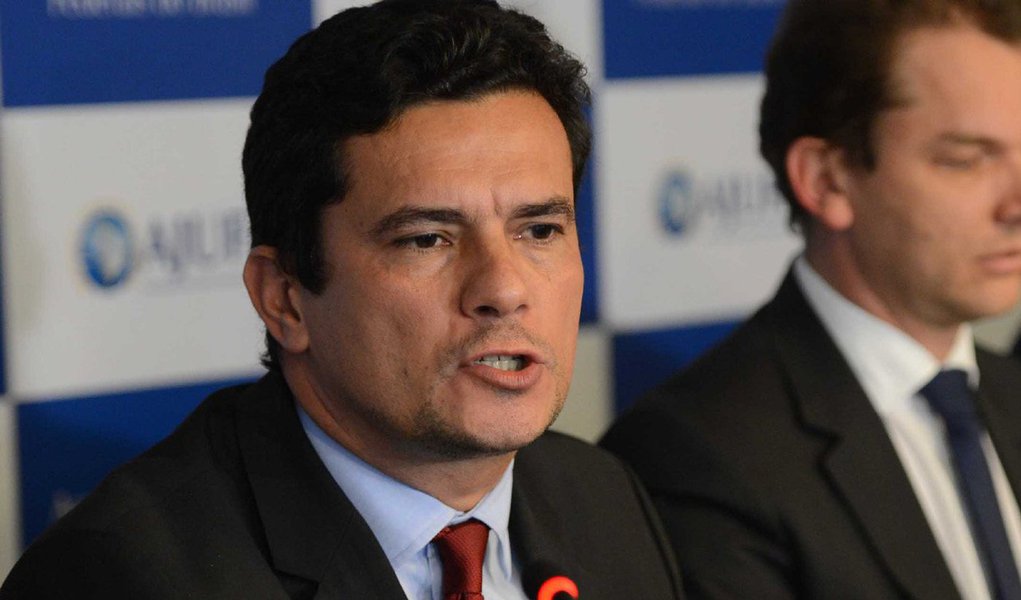 O juiz Sérgio Moro decidiu manter nesta terça (18) a prisão do ex-vereador de Americana (São Paulo) Alexandre Romano (ex-PT), preso na semana passada durante a 18ª fase da Operação Lava Jato; o juiz converteu o decreto de prisão temporária para preventiva, por entender que é necessário prevenir a reiteração dos crimes; “Os valores pagos a título de propina, de cerca de R$ 37 milhões, não foram recuperados, ao contrário, foram repassados a várias empresas de fachada, sob indicação de Alexandre Romano, com destino final desconhecido, e há risco de progressiva dissipação deles, com frustração do direito da sociedade ao sequestro e confisco para a recuperação de ativos”, justificou o juiz (Foto: Valter Lima) O juiz Sérgio Moro decidiu manter nesta terça (18) a prisão do ex-vereador de Americana (São Paulo) Alexandre Romano (ex-PT), preso na semana passada durante a 18ª fase da Operação Lava Jato; o juiz converteu o decreto de prisão temporária para preventiva, por entender que é necessário prevenir a reiteração dos crimes; “Os valores pagos a título de propina, de cerca de R$ 37 milhões, não foram recuperados, ao contrário, foram repassados a várias empresas de fachada, sob indicação de Alexandre Romano, com destino final desconhecido, e há risco de progressiva dissipação deles, com frustração do direito da sociedade ao sequestro e confisco para a recuperação de ativos”, justificou o juiz