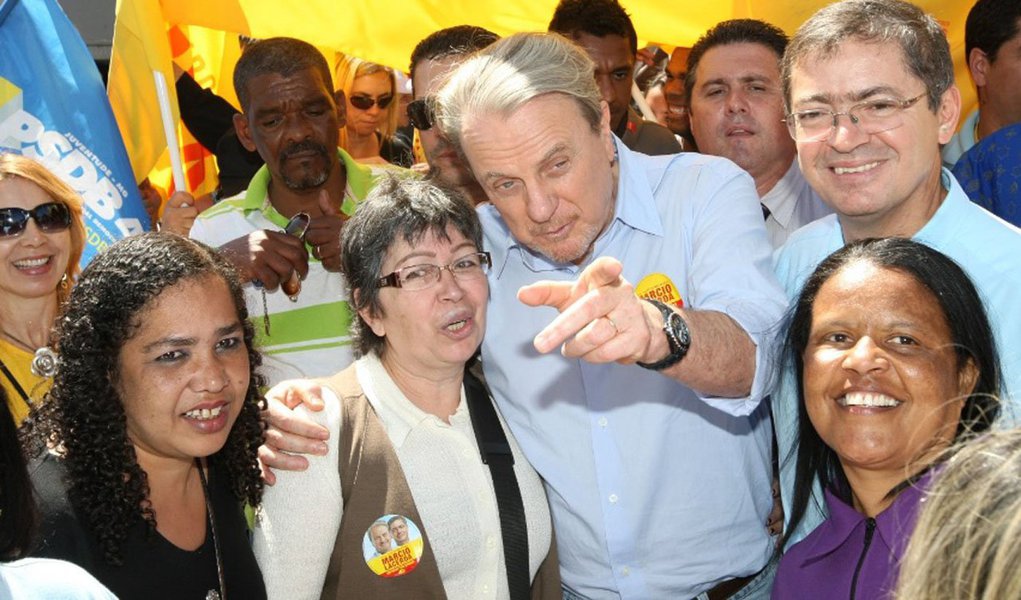 Mesmo sem um nome definido para se candidatar à sua sucessão, o prefeito de Belo Horizonte, Marcio Lacerda (PSB) lançará, provavelmente em setembro, três novos programas, com o objetivo de preparar o terreno para fazer seu indicado à disputa pelo Executivo da capital mineira; um deles é o Expresso PBH, que levará lideranças comunitárias, junto com agentes do Executivo, às principais obras que a administração fez em cada região; "Ele é bem-avaliado, a gestão é bem-avaliada. Tem muita obra para entregar", disse um aliado; "A expectativa é a melhor possível" (Foto: Leonardo Lucena) Mesmo sem um nome definido para se candidatar à sua sucessão, o prefeito de Belo Horizonte, Marcio Lacerda (PSB) lançará, provavelmente em setembro, três novos programas, com o objetivo de preparar o terreno para fazer seu indicado à disputa pelo Executivo da capital mineira; um deles é o Expresso PBH, que levará lideranças comunitárias, junto com agentes do Executivo, às principais obras que a administração fez em cada região; "Ele é bem-avaliado, a gestão é bem-avaliada. Tem muita obra para entregar", disse um aliado; "A expectativa é a melhor possível"