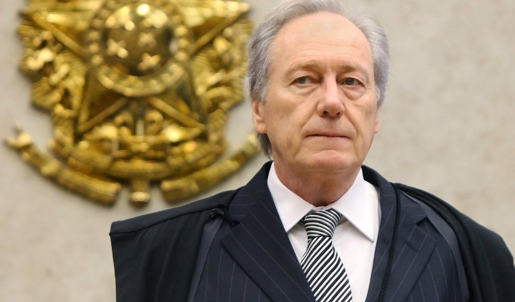 No voo entre São Paulo e Brasília e no desembarque nesta terça, presidente do Supremo Tribunal Federal, Ricardo Lewandowski, foi vítima de protestos de servidores do Judiciário insatisfeitos com reajuste de 40% escalonado, com faixas, cartazes e megafones; nesta terça-feira, Lewandowski disse que a proposta de aumento foi o acordo possível com o Ministério do Planejamento (Foto: Roberta Namour) No voo entre São Paulo e Brasília e no desembarque nesta terça, presidente do Supremo Tribunal Federal, Ricardo Lewandowski, foi vítima de protestos de servidores do Judiciário insatisfeitos com reajuste de 40% escalonado, com faixas, cartazes e megafones; nesta terça-feira, Lewandowski disse que a proposta de aumento foi o acordo possível com o Ministério do Planejamento