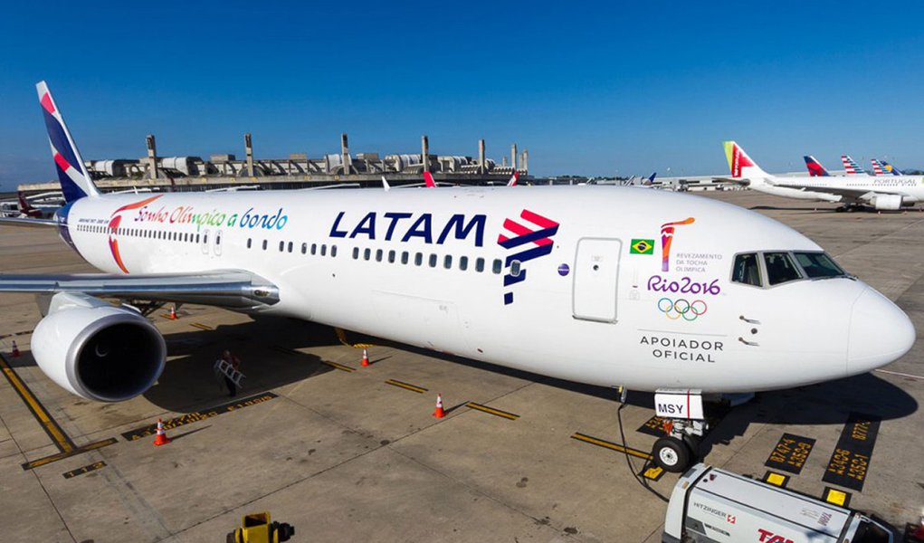 Família Amaro, do Brasil, uma das principais controladoras da Latam Airlines, vendeu 6,47% da companhia aérea nesta sexta-feira na Bolsa de Santiago pelo equivalente a US$ 296 milhões; família Cueto, do Chile, acionista majoritário na Latam, tinha concordado previamente em comprar as ações vendidas pela família Amaro; grupos modificaram a estrutura societária para manterem o controle antes que a Qatar Airways compre uma participação na Latam (Foto: Paulo Emílio) Família Amaro, do Brasil, uma das principais controladoras da Latam Airlines, vendeu 6,47% da companhia aérea nesta sexta-feira na Bolsa de Santiago pelo equivalente a US$ 296 milhões; família Cueto, do Chile, acionista majoritário na Latam, tinha concordado previamente em comprar as ações vendidas pela família Amaro; grupos modificaram a estrutura societária para manterem o controle antes que a Qatar Airways compre uma participação na Latam