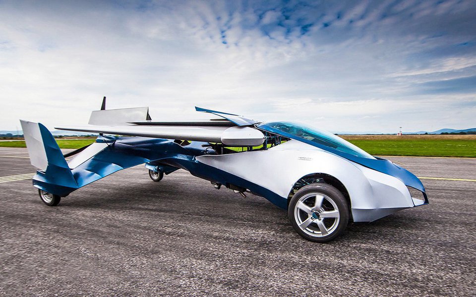 Concebido na Eslováquia, o AeroMobil é uma viatura que se transforma em avião em poucos instantes. Os protótipos estão prontos e são funcionais. Sua comercialização começará dentro em breve.
(Foto: Gisele Federicce) Concebido na Eslováquia, o AeroMobil é uma viatura que se transforma em avião em poucos instantes. Os protótipos estão prontos e são funcionais. Sua comercialização começará dentro em breve.