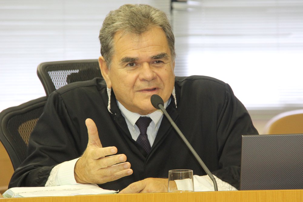 Dentre os 75 municípios sergipanos, 36 protocolaram impugnações junto ao Tribunal de Contas do Estado em relação aos índices percentuais provisórios de ICMS para o ano de 2016; eles contestam as quotas a eles destinadas em decorrência da sua participação no Valor Adicionado Fiscal (VAF); as impugnações já foram encaminhadas à Secretaria de Estado da Fazenda; relator da matéria, o conselheiro Carlos Alberto Sobral afirma que, após o recebimento das informações e providências tomadas pela Sefaz, a Corte de Contas poderá ainda solicitar novas verificações nos dados dos contribuintes antes de estabelecer os índices definitivos de ICMS para o próximo ano (Foto: Valter Lima) Dentre os 75 municípios sergipanos, 36 protocolaram impugnações junto ao Tribunal de Contas do Estado em relação aos índices percentuais provisórios de ICMS para o ano de 2016; eles contestam as quotas a eles destinadas em decorrência da sua participação no Valor Adicionado Fiscal (VAF); as impugnações já foram encaminhadas à Secretaria de Estado da Fazenda; relator da matéria, o conselheiro Carlos Alberto Sobral afirma que, após o recebimento das informações e providências tomadas pela Sefaz, a Corte de Contas poderá ainda solicitar novas verificações nos dados dos contribuintes antes de estabelecer os índices definitivos de ICMS para o próximo ano