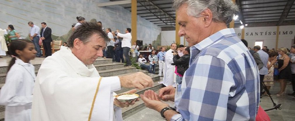 Senador Ronaldo Caiado usou até uma tradicional festa religiosa de Goiás para fazer política e dar ressonância ao seu discurso catastrófico e radical; Caiado, que esteve na missa de encerramento da Romaria de Muquém, misturou a festa religiosa com política em sua página pessoal no Facebbok; "Não pude deixar de pedir proteção à Nossa Senhora para minimizar as tantas dificuldades que estão sendo impostas aos brasileiros e aos goianos. Este ano tivemos uma presença maior de romeiros justamente por causa do sentimento de desesperança que abate as pessoas, em que o quadro de crise afeta até mesmo os seus empregos. O quadro econômico é cada vez mais inquietante", postou (Foto: José Barbacena) Senador Ronaldo Caiado usou até uma tradicional festa religiosa de Goiás para fazer política e dar ressonância ao seu discurso catastrófico e radical; Caiado, que esteve na missa de encerramento da Romaria de Muquém, misturou a festa religiosa com política em sua página pessoal no Facebbok; "Não pude deixar de pedir proteção à Nossa Senhora para minimizar as tantas dificuldades que estão sendo impostas aos brasileiros e aos goianos. Este ano tivemos uma presença maior de romeiros justamente por causa do sentimento de desesperança que abate as pessoas, em que o quadro de crise afeta até mesmo os seus empregos. O quadro econômico é cada vez mais inquietante", postou