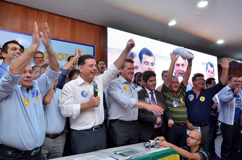 Governador foi enfático ao afirmar nesta sexta que Goiás e os estados do Centro-Oeste não são "problema", mas "solução" para o Brasil, em virtude dos índices positivos que têm alcançado social e economicamente; declaração foi dada em discurso durante a Campanha Nacional de Filiação ao PSDB; em Goiás, partido acertou filiação de 16 prefeitos, sendo quatro do PMDB e dois petistas; "Quero dizer que eu tenho o privilégio de ser de uma região que tem tido papel relevante para o Brasil. Nós, aqui no Centro-Oeste, não somos problema, nós somos solução para o país. Somos estados que colaboram de forma extraordinária para o superávit das exportações" (Foto: José Barbacena) Governador foi enfático ao afirmar nesta sexta que Goiás e os estados do Centro-Oeste não são "problema", mas "solução" para o Brasil, em virtude dos índices positivos que têm alcançado social e economicamente; declaração foi dada em discurso durante a Campanha Nacional de Filiação ao PSDB; em Goiás, partido acertou filiação de 16 prefeitos, sendo quatro do PMDB e dois petistas; "Quero dizer que eu tenho o privilégio de ser de uma região que tem tido papel relevante para o Brasil. Nós, aqui no Centro-Oeste, não somos problema, nós somos solução para o país. Somos estados que colaboram de forma extraordinária para o superávit das exportações"