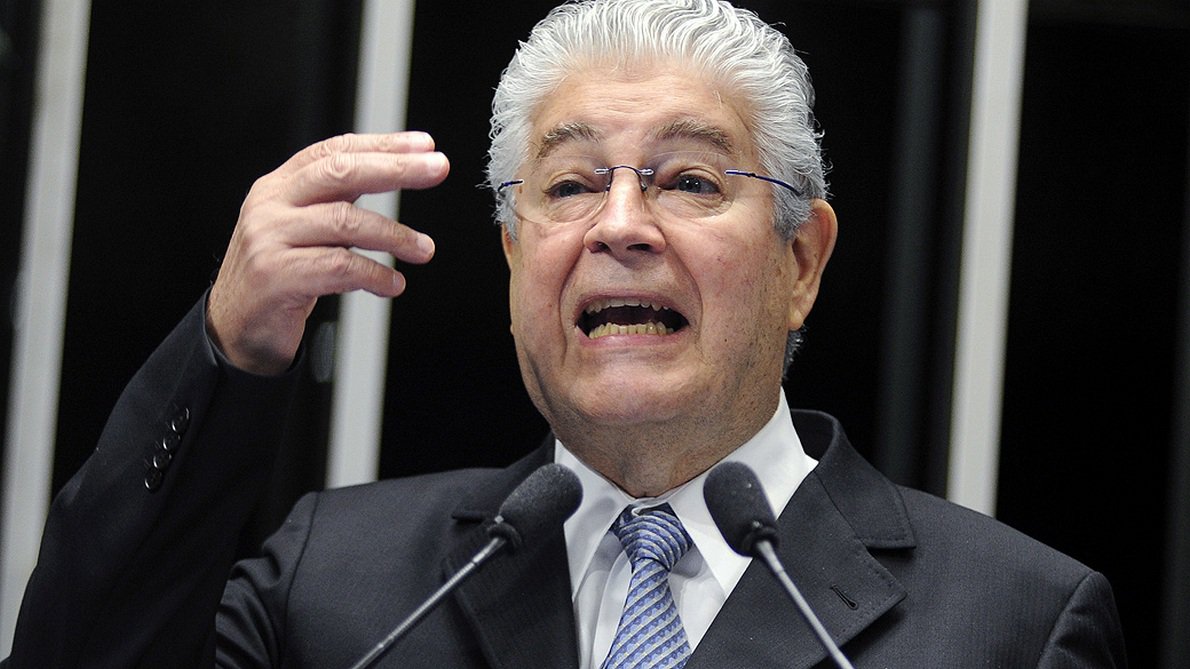 Em discurso na tribuna do plenário do Senado, senador Roberto Requião (PMDB-PR) (Foto: Leonardo Lucena) Em discurso na tribuna do plenário do Senado, senador Roberto Requião (PMDB-PR)