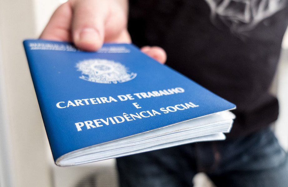 De acordo com a Secretaria do Trabalho e Desenvolvimento Social e o Sine/IDT, 1.589 oportunidade de empregos formais estão disponíveis em todo o Estado esta semana. Em Fortaleza, são 750 postos de trabalho vagos. Os setores com maiores demandas são serviços e comércio (Foto: Rodrigo Rocha) De acordo com a Secretaria do Trabalho e Desenvolvimento Social e o Sine/IDT, 1.589 oportunidade de empregos formais estão disponíveis em todo o Estado esta semana. Em Fortaleza, são 750 postos de trabalho vagos. Os setores com maiores demandas são serviços e comércio