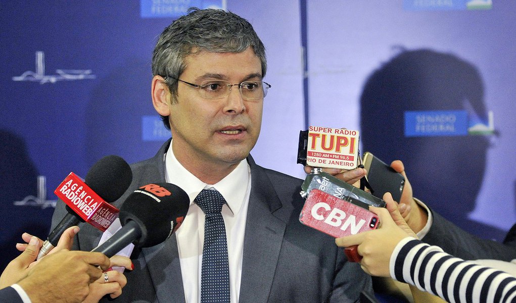 Parlamentares do PT e legendas aliadas estranharam a deflagração da operação Custo Brasil, da Polícia Federal, com a prisão do ex-ministro Paulo Bernardo e buscas na sede do PT em São Paulo, um dia depois do ministro da Justiça, Alexandre de Morais, ter se encontrado com o juiz Sérgio Moro e procuradores da Lava Jato; para senador Lindbergh Farias (PT-RJ), a ação é uma maneira de tirar o foco das denúncias contra peemedebistas; "Enganam-se os que acham que o episódio vai enfraquecer os trabalhos da comissão do impeachment, pois cada vez mais tem sido comprovada a ausência de crime por parte da presidenta Dilma Rousseff. E não serão esses tipos de ataque que vão constranger e atrapalhar a atuação dos petistas na defesa da presidenta", disse o senador (Foto: Aquiles Lins) Parlamentares do PT e legendas aliadas estranharam a deflagração da operação Custo Brasil, da Polícia Federal, com a prisão do ex-ministro Paulo Bernardo e buscas na sede do PT em São Paulo, um dia depois do ministro da Justiça, Alexandre de Morais, ter se encontrado com o juiz Sérgio Moro e procuradores da Lava Jato; para senador Lindbergh Farias (PT-RJ), a ação é uma maneira de tirar o foco das denúncias contra peemedebistas; "Enganam-se os que acham que o episódio vai enfraquecer os trabalhos da comissão do impeachment, pois cada vez mais tem sido comprovada a ausência de crime por parte da presidenta Dilma Rousseff. E não serão esses tipos de ataque que vão constranger e atrapalhar a atuação dos petistas na defesa da presidenta", disse o senador
