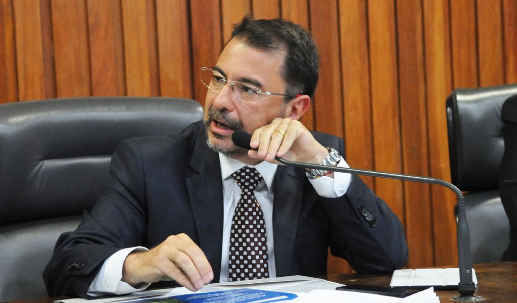 Os ex-funcionários da Secretaria Estadual da Fazenda de São Paulo Malvino Rodrigues, Emílio Bruno e Newton Cley de Araújo foram presos nesta quinta-feira, 13, acusados de integrarem a "máfia do ICMS"; quadrilha cobrava propina de empresários de São Paulo para diminuir ou excluir dívidas e multas do imposto; trio é suspeito de cobrar mais de R$ 35 milhões em propinas de grandes empesas (Foto: Aquiles Lins) Os ex-funcionários da Secretaria Estadual da Fazenda de São Paulo Malvino Rodrigues, Emílio Bruno e Newton Cley de Araújo foram presos nesta quinta-feira, 13, acusados de integrarem a "máfia do ICMS"; quadrilha cobrava propina de empresários de São Paulo para diminuir ou excluir dívidas e multas do imposto; trio é suspeito de cobrar mais de R$ 35 milhões em propinas de grandes empesas