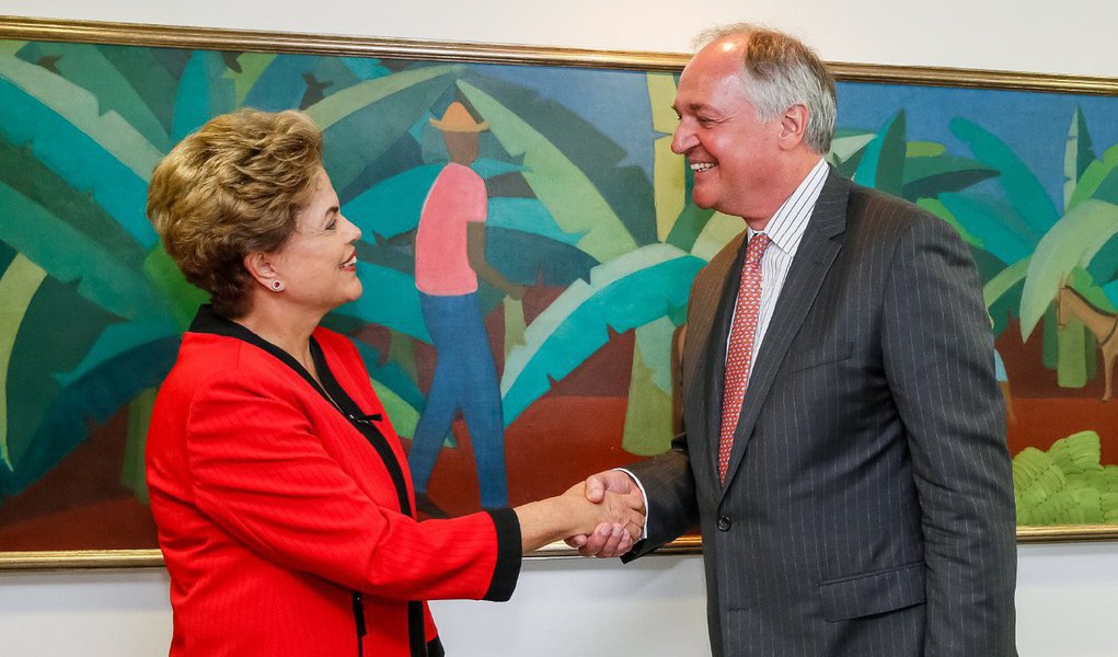 O Ministro do Desenvolvimento, Indústria e Comércio Exterior, Armando Monteiro, participou na manhã desta quinta-feira (13) de uma reunião com a Presidenta da República, Dilma Rousseff, com o Presidente Mundial da Unilever, Paul Polman, e com o presidente da Unilever Brasil, Fernando Fernandez; empresa anunciou investimentos de R$ 600 milhões na implantação de um novo complexo fabril na linha de alimentos e um hub (centro de distribuição) para todo o Nordeste. Quando estiverem em funcionamento, em 2017, serão gerados mais de 600 empregos diretos e 1,5 mil indiretos (Foto: Paulo Emílio) O Ministro do Desenvolvimento, Indústria e Comércio Exterior, Armando Monteiro, participou na manhã desta quinta-feira (13) de uma reunião com a Presidenta da República, Dilma Rousseff, com o Presidente Mundial da Unilever, Paul Polman, e com o presidente da Unilever Brasil, Fernando Fernandez; empresa anunciou investimentos de R$ 600 milhões na implantação de um novo complexo fabril na linha de alimentos e um hub (centro de distribuição) para todo o Nordeste. Quando estiverem em funcionamento, em 2017, serão gerados mais de 600 empregos diretos e 1,5 mil indiretos