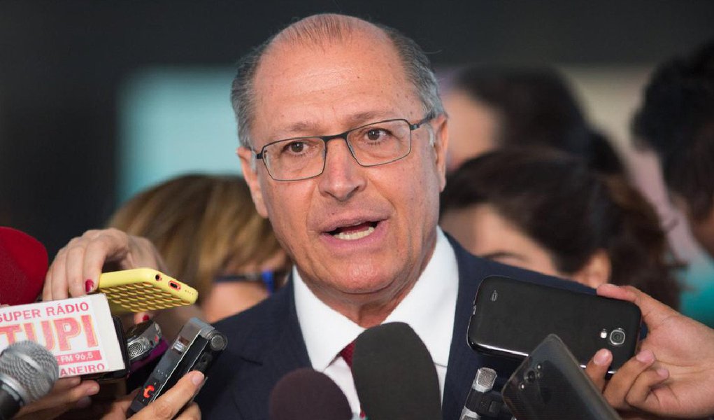 O governador de São Paulo, Geraldo Alckmin (PSDB) classificou como "intolerável" a chacina ocorrida na noite desta quinta-feira (14), em Osasco, que vitimou 18 pessoas; ele, que visitou a Delegacia Seccional do município, prometeu empenho das autoridades estaduais para "esclarecer o caso o mais rapidamente possível"; questionado sobre a suspeita de que a ação teve a participação de policiais militares, Alckmin ressaltou que "há necessidade de esclarecer a relação entre as mortes, a causa e a prisão dos envolvidos" (Foto: Valter Lima) O governador de São Paulo, Geraldo Alckmin (PSDB) classificou como "intolerável" a chacina ocorrida na noite desta quinta-feira (14), em Osasco, que vitimou 18 pessoas; ele, que visitou a Delegacia Seccional do município, prometeu empenho das autoridades estaduais para "esclarecer o caso o mais rapidamente possível"; questionado sobre a suspeita de que a ação teve a participação de policiais militares, Alckmin ressaltou que "há necessidade de esclarecer a relação entre as mortes, a causa e a prisão dos envolvidos"