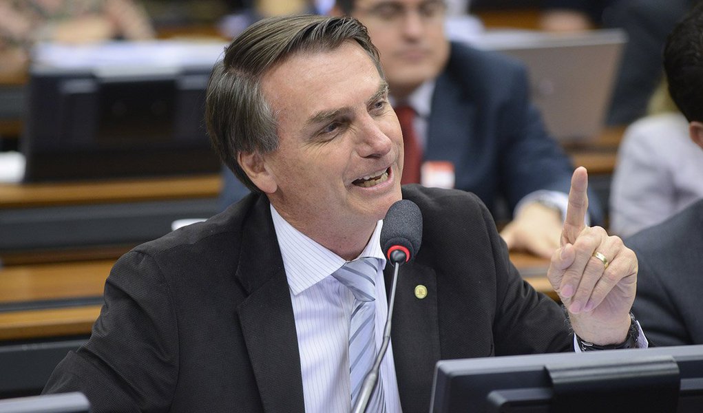 Jornalista Helena Stepanowitz questiona como o deputado Jair Bolsonaro (PSC-RJ) conseguiu comprar duas mansões com um abatimento de pelo menos 75% nos preços dos imóveis; em quatro anos, patrimônio declarado de Bolsonaro subiu de R$ 826,6 mil para mais de R$ 2 milhões; "Em época de alguns políticos terem de explicar até o que não têm e nunca compraram, o que o deputado Jair Bolsonaro, useiro e vezeiro em atirar pedras nos telhados alheios, tem a dizer a seus seguidores sobre seus telhados de vidro?", critica (Foto: Aquiles Lins) Jornalista Helena Stepanowitz questiona como o deputado Jair Bolsonaro (PSC-RJ) conseguiu comprar duas mansões com um abatimento de pelo menos 75% nos preços dos imóveis; em quatro anos, patrimônio declarado de Bolsonaro subiu de R$ 826,6 mil para mais de R$ 2 milhões; "Em época de alguns políticos terem de explicar até o que não têm e nunca compraram, o que o deputado Jair Bolsonaro, useiro e vezeiro em atirar pedras nos telhados alheios, tem a dizer a seus seguidores sobre seus telhados de vidro?", critica