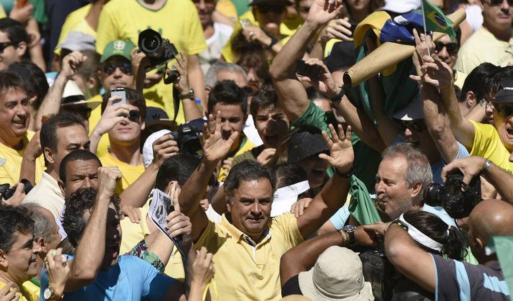 A ideia de que o PSDB tome a frente das próximas mobilizações do “fora Dilma” será apresentada por deputados e senadores ao presidente da sigla, Aécio Neves, em reunião nesta terça, segundo a colunista Vera Magalhães; declaração de Fernando Henrique Cardoso, que defendeu a renúncia de Dilma, teria dado mais gás ao grupo (Foto: Roberta Namour) A ideia de que o PSDB tome a frente das próximas mobilizações do “fora Dilma” será apresentada por deputados e senadores ao presidente da sigla, Aécio Neves, em reunião nesta terça, segundo a colunista Vera Magalhães; declaração de Fernando Henrique Cardoso, que defendeu a renúncia de Dilma, teria dado mais gás ao grupo