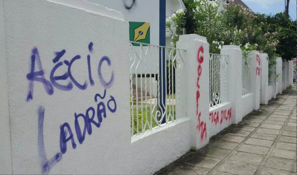 Sede do PSDB em Pernambuco amanheceu foi alvo da ação de vândalos que picharam o muro do local com frases chamando o presidente nacional da legenda, senador Aécio Neves (MG), de "golpista" e "ladrão"; para o presidente do PSDB no Estado, deputado Antonio Moraes ,"é a cara do PT este tipo de reação"; presidente do instituto Teotônio Vilela de Pernambuco, o ex-governador Joaquim Francisco, também disse estar preocupado com o que chamou de "selvageria" que tem tomado conta da politica nacional atualmente; apesar disso, ele também atribuiu a responsabilidade do ataque ao PT (Foto: Paulo Emílio) Sede do PSDB em Pernambuco amanheceu foi alvo da ação de vândalos que picharam o muro do local com frases chamando o presidente nacional da legenda, senador Aécio Neves (MG), de "golpista" e "ladrão"; para o presidente do PSDB no Estado, deputado Antonio Moraes ,"é a cara do PT este tipo de reação"; presidente do instituto Teotônio Vilela de Pernambuco, o ex-governador Joaquim Francisco, também disse estar preocupado com o que chamou de "selvageria" que tem tomado conta da politica nacional atualmente; apesar disso, ele também atribuiu a responsabilidade do ataque ao PT